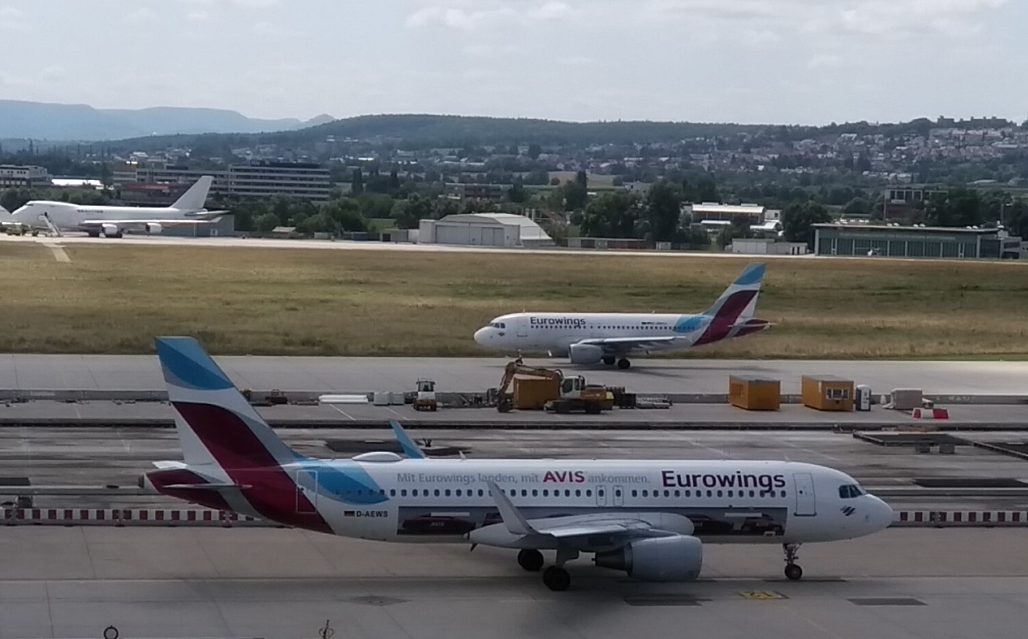 Flugzeuge der Eurowings GmbH auf Rollfeld - Kanzlei Irion