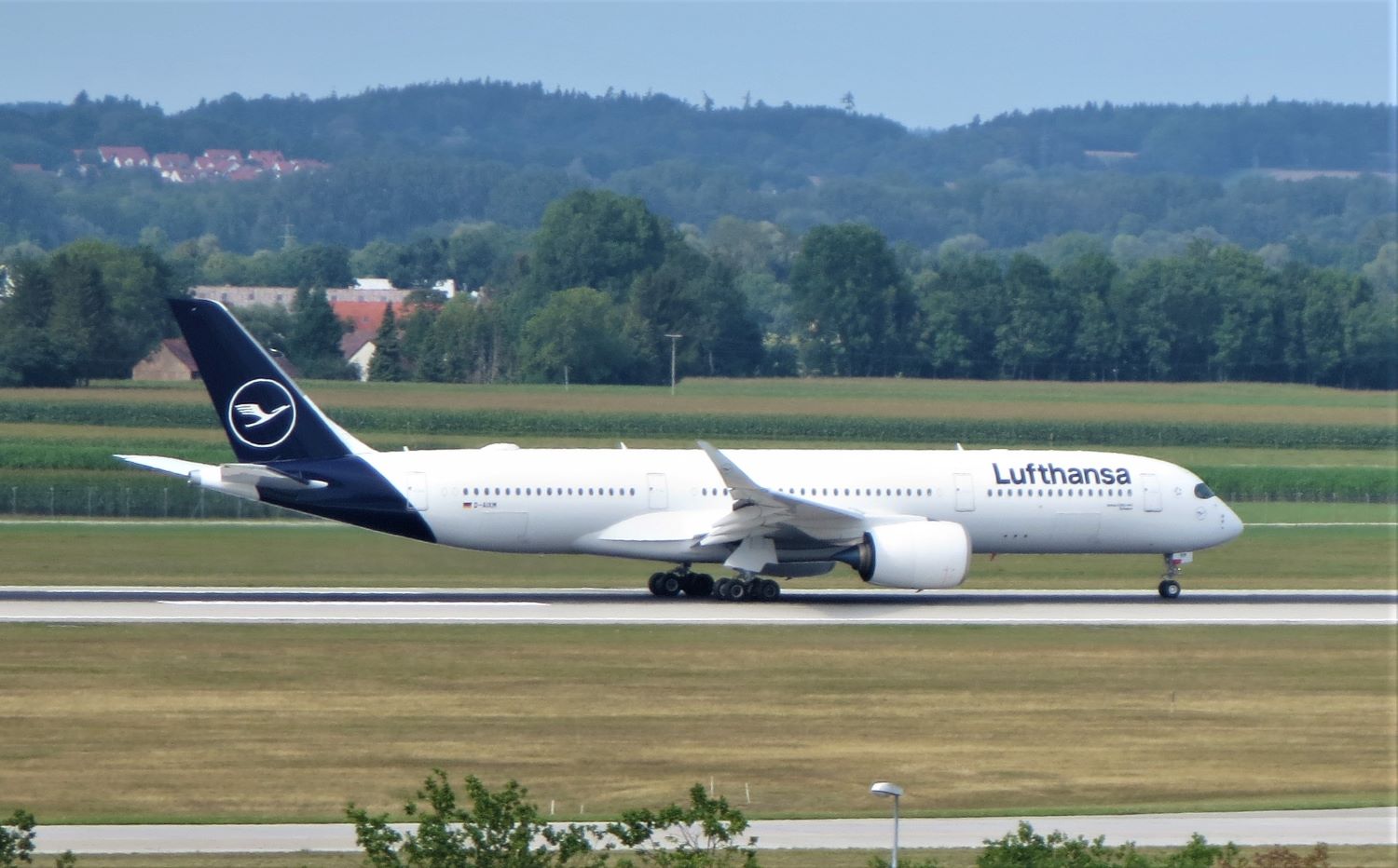 Flugzeug der Lufthansa auf der Startbahn