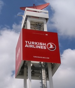 Werbeschild von Turkish Airlines am Flughafen Stuttgart - Kanzlei Irion
